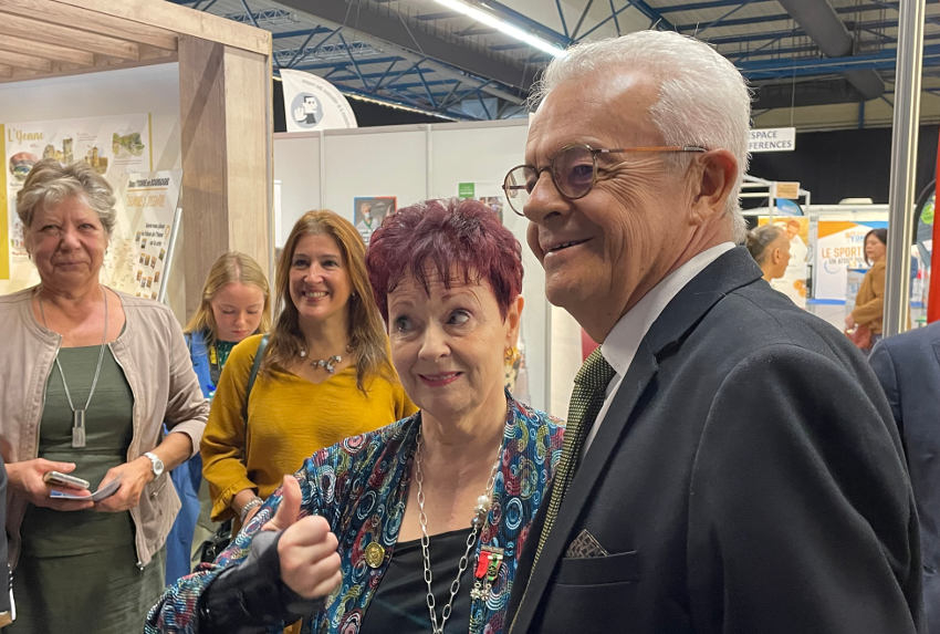 « Danièle EVENOU, Danièle GILBERT, Philippe CANDELORO ou Gérard HOLTZ ont été les parrains du traditionnel Salon des Seniors accueilli chaque automne à AUXERREXPO : cette année, c’est au tour de la franco-québécoise Fabienne THIBEAULT de relever le challenge ! Contente d’être là, l’ex-égérie de Starmania a enchanté son public, le président Patrick GENDRAUD et le préfet Pascal JAN… ».