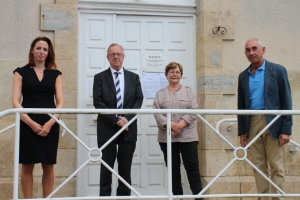 « Défenseur des droits pour l’arrondissement d’Avallon, Jean-Luc CECILE (deuxième en partant de la gauche) a été élu président de la délégation spéciale ayant pour objectif d’organiser les futures élections de cette petite commune dépourvue d’élus et d’assurer la gestion des affaires courantes durant deux mois. Il a été installé avec Denise ORSINI, vice-présidente, et Gérard GUILLAUDIN par la sous-préfète Cécile RACKETTE (à gauche)… ».