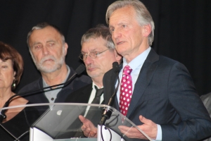 « Guy FEREZ salue les efforts des Auxerrois pour le respect des mesures exceptionnelles du confinement. C’est certain : celui-ci devrait être prorogé par le chef de l’Etat lors de son allocution télévisée ce jeudi soir. Son respect est la garantie vers un retour à la normale… ».