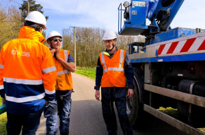 « Une trentaine de techniciens procèdent actuellement à la rénovation du réseau électrique dans le nord de l’Yonne. ENEDIS y prévoit un chantier vers Malay-le-Grand d’une durée de deux semaines… ».