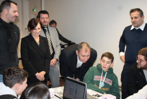 « Une centaine d’élèves des classes de 5ème du collège des Champs-Plaisants ont appris aux côtés de trente animateurs d’ORANGE et d’Access Code School, avec le Département, à coder et à décoder le monde numérique en manipulant le robot « Thymio » ou en utilisant l’outil de programmation « Scratch »…Nom du concept : « SuperCodeurs » ! ».