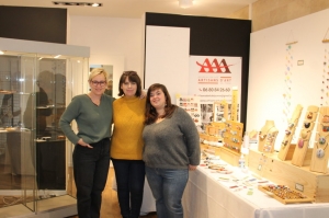 « Conçue en partenariat avec l’Agglo de l’Auxerrois, l’Association des Métiers d’Art de l’Yonne et la Chambre de Métiers, l’ouverture de cette boutique éphémère à vocation artisanale correspond à l’esprit de Noël en l’absence des traditionnels marchés. A découvrir sans modération jusqu’au 31 décembre inclus ! ».