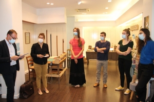 « La boutique des métiers d’art accueille cinq nouveaux professionnels au 3 Rue Fécauderie à Auxerre jusqu’au 31 juillet. Le concept séduit les Auxerrois et satisfait les artisans. Une initiative louable portée par l’Agglo, la Ville et la Chambre des Métiers et de l’Artisanat… David MARTIN et Isabelle JOAQUINA inaugurent le second mois d’exposition ».