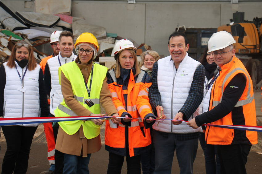 « Les officiels dont Frédérique COLAS, représentant la CC du Jovinien et la Ville de Joigny, ont découpé le ruban inaugural du nouveau bâtiment du centre de tri de SUEZ à Joigny. Un nouveau bâtiment qui permettra de valoriser les mobiliers de l’éco-organisme ECOMAISON… ».