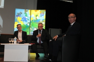 « Traditionnel rendez-vous du printemps, les Rencontres départementales de l’assureur mutualiste se sont posées le temps d’une soirée dans l’enceinte d’AUXERREXPO. Ce fut l’occasion pour trois de ses acteurs, le directeur général adjoint Jean-Christophe REMAUD, le président de la Fédération départementale des Caisses locales Pascal MAUPOIS et le directeur d’établissement pour l’Yonne Jacques BLANCHOT de tirer les enseignements de l’année écoulée ; avant qu’ils n’envisagent les perspectives offertes par le nouvel exercice… ».