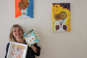 « La galerie MOUV’ART accueille la graphiste et artiste Catherine RYMARSKI pour un travail consacré à la cause féminine, inspiré par le mouvement du « Flower Power » des sixties. Entre psychédélisme de bon ton et revendications subliminales, le visiteur ne sortira pas indemne de cette réflexion, arrosée d’infusions maison ! A consommer à satiété !».