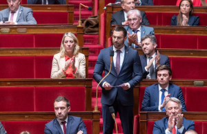 « Le projet de loi Immigration est examiné ce jour à Paris par la commission mixte paritaire où plusieurs scenarii sont possibles quant à son issu. Cela n’empêche nullement le parlementaire RN de l’Yonne Julien ODOUL de critiquer le bilan du ministre de l’Intérieur Gérald DARMANIN, sur le sujet, « un mauvais texte qui encourage la régularisation des clandestins… ».