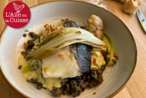 « Des débuts prometteurs pour cette jeune table qui propose une cuisine de qualité avec des produits du terroir. Le service, professionnel, est aimable. Quant à la vue, elle est magnifique et bucolique. Un établissement à biffer sur son agenda ! ».