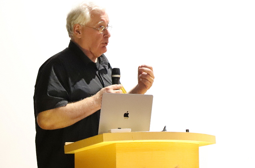 « Vice-président de la Métropole grenobloise en charge des déchets, l’écologiste Lionel COIFFARD a apporté du grain à moudre dans les échanges autour du devenir de la collecte des déchets sur l’Auxerrois. Devant une salle comble, il a rappelé qu’il était nécessaire de prendre le temps de la discussion avant d’adopter des solutions ! ».