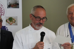 « Une star de la haute gastronomie française et mondiale était de passage à Auxerre pour présider le jury de la sélection départementale du concours des Meilleurs Apprentis de France, catégorie cuisine : le chef étoilé Marc MARCHAND. Il a pris un malin plaisir à participer à ce jury… ».