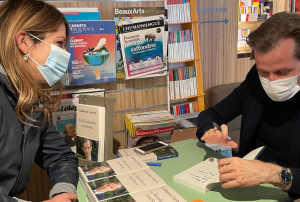 « Une rencontre pour le moins insolite mais dans un véritable esprit de détente républicaine à la librairie « Obliques » à Auxerre : le LR Guillaume LARRIVE offre son dernier ouvrage à la porte-parole nationale de La République en Marche Maud BREGEON sous les yeux de Victor ALBRECHT, chef du Pôle élection de LREM… ».