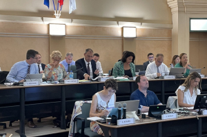 « La politique du RSA est devenue extrêmement coûteuse pour les collectivités en France dont la soutenabilité interroge. Alors que les départements doivent revoir leur copie au niveau de leurs budgets considérablement amputés depuis deux années. Ces derniers, comme le CD de l’Yonne, exigent davantage de contrôle de la part de l’Etat sur les « indus » versés injustement par la CAF aux près de deux millions de bénéficiaires du RSA en France… ».