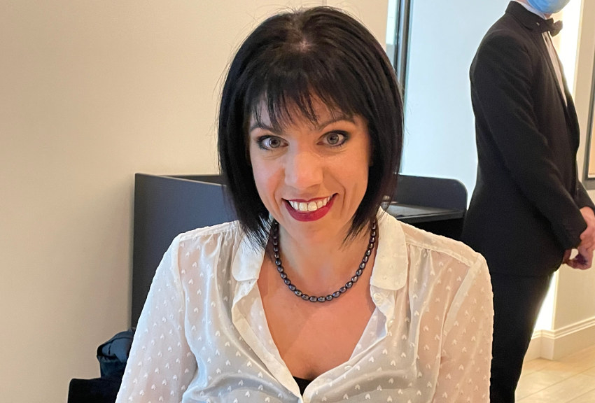 « Voilà une sujette de sa Gracieuse Majesté qui exprime son enivrante passion pour le design et l’architecture d’intérieur jusqu’au bout des ongles ! Hannah Elizabeth PURSSELL a su magnifier le décorum des restaurants d’application du CIFA de l’Yonne à Auxerre toute en finesse et en poésie… ».