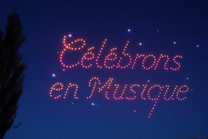 « Danses médiévales, bretonnes, sur des airs d’accordéon ou de…QUEEN : le cocktail était éclectique pour l’inauguration du Conservatoire d’Auxerre sous une chaleur caniculaire, ce samedi. Le clou du spectacle était dans le ciel avec un ballet de drones parfaitement synchronisés… ».