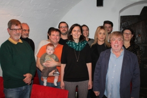 « Entourée de ses colistiers, l’adhérente d’Europe Ecologie Les Verts Maud NAVARRE (au centre) entend mener la campagne des municipales jusqu’à sa victoire en ralliant un maximum d’Auxerrois sensibles à ses propositions. Cette liste d’ouverture accueille des composantes du centre et du centre droit…Cette candidature sonne le glas de l’union initiale scellée avec Denis ROYCOURT… ».