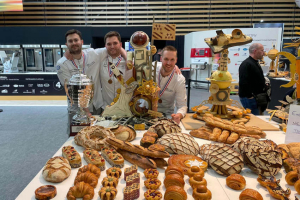 « Il a la tête dans les étoiles, l’artisan auxerrois Alexis PEUZIN (Du Levain au Pain), vainqueur aux côtés de ses collègues Quentin DELAGE et Pierre SAUCES de la Coupe de France de la boulangerie, disputée au SIRHA. Sa réalisation originale va lui offrir une popularité « astronomique » dans sa ville ! ».