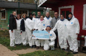 « Ils y ont mis du cœur à l’ouvrage avec le sourire et la satisfaction du devoir accompli, les salariés volontaires du groupe BERNER ! Un vrai cadeau de Noël offert à l’entité qui gère le refuge de Chaumot, « Le Secours Félin ». Avec en sus, un chèque de 6 000 euros à la clé pour optimiser le confort de nos amis à quatre pattes. Ceux-ci attendent désormais la venue de maîtres gentils pour les accueillir dans leurs foyers… ».