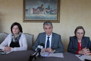 « Aux côtés de l’inspectrice d’Académie Annie PARTOUCHE (à sa gauche) et de Françoise FUGIER, secrétaire générale de la préfecture et sous-préfète d’Auxerre (à sa droite), le préfet Patrice LATRON a exposé les nombreux arguments qui lui ont permis d’édicter sa préférence pour le maintien du collège Bienvenu Martin dans le paysage pédagogique de l’Yonne. Se refusant à raisonner en termes de logique comptable et financière au nom de l’équité due à la citoyenneté, le représentant de l’Etat a rendu espoir à la communauté éducative et aux parents d’élèves fortement mobilisés contre ce projet de fermeture, voté en 2017 par le Conseil départemental de l’Yonne… ».