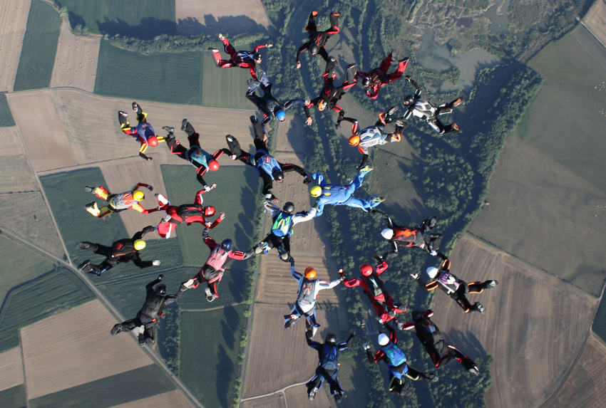 « Jour de Fête » dans le ciel de l’Yonne : un record national est battu par les 24 parachutistes du « Challenge 2022 » !