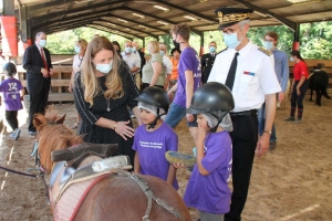 « La ministre déléguée en charge de la Ville Nadia HAI en déplacement au centre équestre FORMANOIR à Armeau a pu constater de visu aux côtés du préfet de l’Yonne Henri PREVOST les bienfaits de l’opération initiée par le gouvernement, « Quartiers d’été 2020 ». 1,3 million de jeunes Français sont concernés par ce dispositif qui favorise la cohésion sociale et l’intérêt pédagogique après de longues semaines de confinement… ».