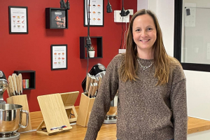 « Des cours de cuisine et de pâtisserie pour petits et grands, particuliers et professionnels : voilà ce que propose la jeune entrepreneuse Marie GILOT installée à Auxerre depuis décembre avec sa nouvelle vitrine, « Cuisine MOOD » ! Elle ne dédaigne pas non plus concevoir des opérations solidaires envers les plus démunis et les plus précaires avec le concours des structures associatives… ».