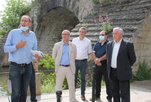 « Aux côtés du directeur des établissements de l’Yonne Jacques BLANCHOT, le président de la Fédération des caisses locales icaunaises Pascal MAUPOIS (à droite) le confirme : « GROUPAMA Paris Val-de-Loire va intensifier son rôle de mécène dans le département à l’avenir… ». Dernier projet en date : la revalorisation du Vieux-Pont de Pont-sur-Yonne, cher à son maire, le premier vice-président du Conseil départemental Grégory DORTE ravi de l’initiative… ».