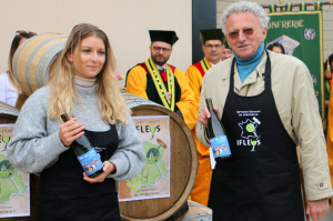 « Le sourire lumineux de Sandrine BONNAIRE, présidente de la 73ème Fête des vins de Chablis a accompagné les deux nouveaux promus au rang de stylobate, au sein de confrérie des « Piliers Chablisien » : Nelson MONFORT qui a triché et reversé une partie de son contenu à sa partenaire, Eugénie DORANGE…Un petit joueur et une grande sportive ?! ».