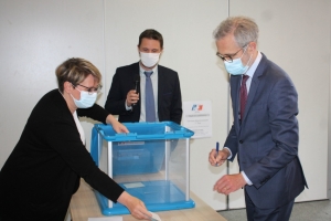 « Le verdict définitif sur le deuxième tour de ces échéances départementales tombera aux alentours de 23 heures ce dimanche 27 juin dans la salle des pas perdus de la préfecture de l’Yonne. Les services préfectoraux seront à pied d’œuvre ainsi que le préfet Henri PREVOST pour veiller à la bonne régularité du scrutin… ».