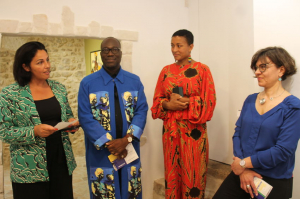 « Le maître, JACOBLEU, et l’élève, ABOUDIA, exposent quelques-unes de leurs créations, peintures, pastels et dessins, à la galerie Saint-Germain à Auxerre deux jours durant. Une invitation initiatique aux mystères de l’Afrique et de ces grands peuples, Dan, Bantou, Dogon, Massaï, vrai voyage initiatique… De gauche à droite : Emmanuelle MIREDIN, JACOBLEU, Ambre DELCROIX et Estelle LACOUR ».