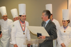 « Avant que ne soit connu le verdict du second défi culinaire IRON COOK 2018, le directeur du CIFA de l’Yonne, Marcel FONTBONNE, à l’initiative de ce concept novateur, a reçu le diplôme d’honneur et la médaille officielle de l’Académie culinaire de France, une incontournable institution dans la filière de la restauration, des mains de son président Fabrice PROCHASSON, président d’honneur de l’événement icaunais… ».