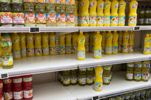 « Rien ne vas plus dans les rayonnages des grandes surfaces de la région ! Le conflit ukrainien a pour conséquence de raréfier les stocks de produits oléagineux parce que les consommateurs se précipitent dessus sans vergogne. De ce fait, ils conditionnent la hausse des prix de façon inéluctable… ».