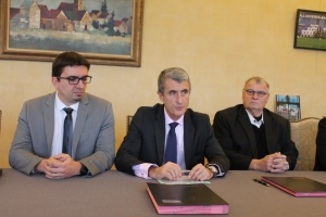 « Constituer une chaîne d’alerte entre le référent d’un quartier et les acteurs de la sécurité que sont les représentants de la gendarmerie ou de la police justifie la mise en place de ce dispositif de participation citoyenne. Pour Patrice LATRON, préfet de l’Yonne (au centre), il s’agit de compléter le réseau des actions mis en œuvre pour prévenir la délinquance et rassurer la population… ».