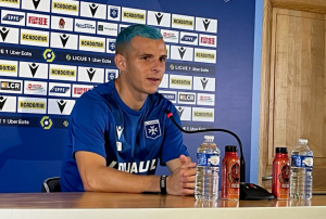 « Le déplacement périlleux de l’AJ Auxerre en terre bretonne, face au Stade Rennais, ne semble pas émouvoir plus que cela, l’attaquant du club bourguignon Gauthier HEIN. Un garçon qui a renouvelé son contrat jusqu’en 2025 et qui sait se distinguer devant les buts adverses depuis deux saisons… ».