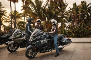 « La filiale moto du constructeur allemand propose davantage d’esthétisme et de sécurité dans sa future ligne vestimentaire en 2022. Les férus de la marque devront encore patienter quelques semaines avant de pouvoir la tester… ».