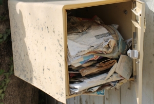 « La lutte contre la distribution de publicités non autorisées pourrait prendre une toute nouvelle tournure en France au premier janvier 2022. La mention « Oui Pub » viendrait suppléer le « Stop Pub » sur les boîtes aux lettres. Une décision étatique qui pourrait éradiquer jusqu’à dix mille emplois supplémentaires dans le pays… ».