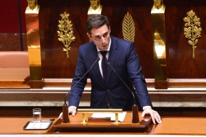 « Le ministre délégué en charge du Transport Jean-Baptiste DJEBBARI souhaite équiper de bornes de recharge rapide toutes les aires du réseau autoroutier et du réseau routier national d’ici 2022. Objectif : accompagner dans leur décision les automobilistes choisissant l’électrique qui éprouveraient encore des craintes à vouloir le faire… ».