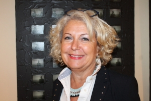 « L’œuvre spécifique d’Emmanuelle MICHAUX n’aura pas laissé indifférente l’édile de Tonnerre, Dominique AGUILAR, surprise par la mise en lumière originale des pièces exposées… ».