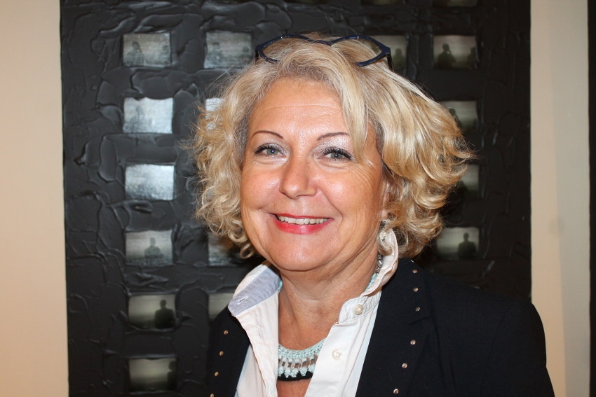 « L’œuvre spécifique d’Emmanuelle MICHAUX n’aura pas laissé indifférente l’édile de Tonnerre, Dominique AGUILAR, surprise par la mise en lumière originale des pièces exposées… ».