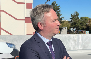 « Regarde-t-il vers l’horizon des cimes, le ministre délégué en charge du Tourisme, des Français de l’étranger, de la Francophonie et des PME/PMI ? En tout cas, il n’en oublie pas la montagne et ses stations rurales en optimisant leurs projets de valorisation de leur immobilier de loisirs… ».