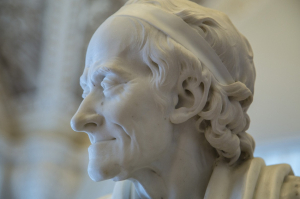 « Conception idéologique qui paraît irréalisable, l’utopie a toujours à travers les âges animé les espoirs des hommes. Pourtant, il est nécessaire de dépasser les systèmes établis pour en apprécier toute la substance…Philosophe, VOLTAIRE l’a souvent encouragée à travers ses écrits ».