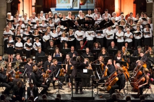 « Vice-président des Estivales de Puisaye (on se souvient du fameux final de Briare en 2019), Gilles PETITOT organise la mise en œuvre sur le terrain. Le président Philippe BROCARD assume la direction artistique tandis que le trésorier François TOUSSAINT gère les finances et le juridique. Vivement cet été en musique ! ».