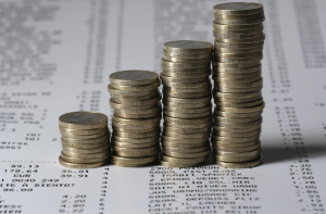 « Le niveau de la dette en France reste très préoccupant, à l’instar du budget. Les dirigeants politiques ne semblent pas se précipiter pour trouver des solutions pérennes, stratégiques à long terme, utiles pour le pays et ses habitants. A date, si nous avons un Premier ministre, il n’y a toujours pas de gouvernement. Il n’est pas absurde de penser que les taux d’abstention des prochaines échéances électorales, eux, pourraient bien suivre la progression de la dette. De manière exponentielle ! ».