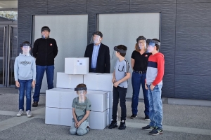 « L’initiative de répondre à l’appel d’offres du ministère de l’Intérieur aura eu des répercussions heureuses pour JPJ MOUSSE et son dirigeant, Christophe BECHERT (au centre). Aujourd’hui, la TPE d’Aillant est l’une des rares à proposer des visières de protection avec accroches en France…Elle a déjà équipé les scolaires de sa zone de prédilection…».