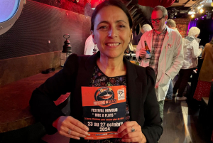 « Aux côtés de Mathilde PELEN, l’âme bienveillante de la péniche cabaret, « La Scène des Quais » à Auxerre, la nouvelle présidente de l’association culturelle ARTEM Marie CHIMAY a lancé la cinquième édition du festival « Rire à Flots », mercredi soir, un évènement qui ne laissera pas les zygomatiques de marbre ! ».