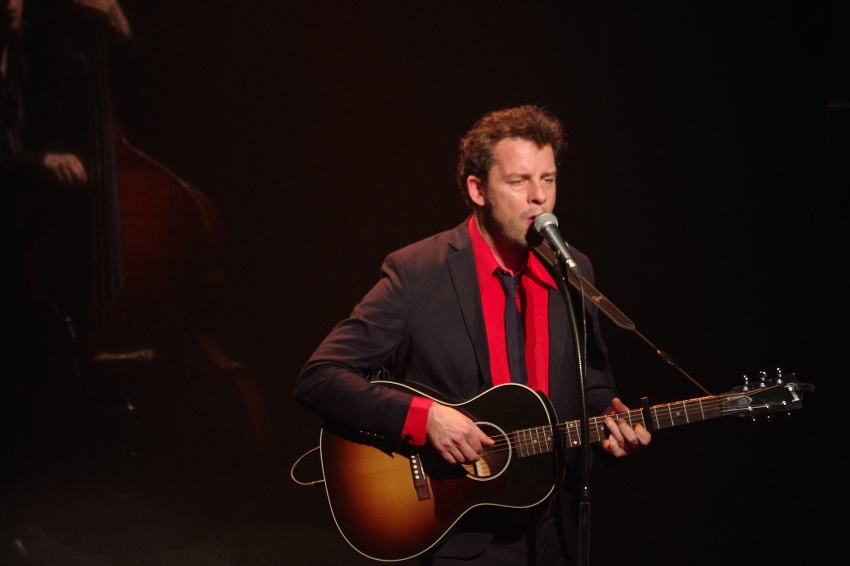 « C’est le chanteur Alexis HK qui lancera les festivités de cette nouvelle édition du CATALPA Festival ce jeudi soir à l’abbaye Saint-Germain à Auxerre. Un concert déjà complet mais jubilatoire pour les heureux veinards qui disposent du précieux Graal permettant l’accès à ce lieu insolite du festival… ».