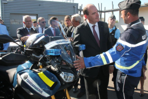 « Le Premier ministre Jean CASTEX a effectué une revue de casernement à la brigade de la Gendarmerie nationale à Migennes. Son intérêt s’est porté sur le nouveau détecteur de vitesse embarqué et le cycle à assistance électrique dont est dotée la brigade. Côté auto, l’hydride et l’électrique ont également la cote… ».