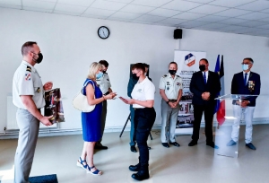 « Le colonel Hubert TISSIER a honoré de sa présence le lycée Janot et Curie lors de la remise des récompenses dans le cadre du Prix du Gouverneur militaire de Metz. Les élèves de la section Bac pro des métiers de la sécurité du lycée de Sens ont reçu leurs distinctions… ».