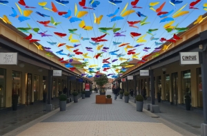 « L’équipe d’artisans et de commerçants du Quartier de l’Horloge à Auxerre reprend sa dynamique grâce à ces plafonds de papillons colorés déjà testés à Bergerac et à Saint-Raphaël qui vont égayer jusqu’à l’automne les rues de la Draperie, de l’Horloge et la Place de l’Hôtel de Ville… ».