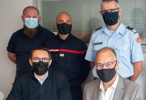 « Jérôme CHAUFOURNAIS, directeur du centre E.LECLERC à Auxerre, et Christophe BONNEFOND, président du SDIS 89, entérinent la nouvelle convention de partenariat… ».