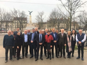 « C’est tout un symbole pour le conseil de surveillance d’IDELIANS, nouvelle société de coordination régionale regroupant les offices publics de l’habitat DOMANYS, ORVITIS et de Grand Dole Habitat qui pose place de la République à Dijon. François-Xavier DUGOURD, son président, immortalise le temps de la photographie le premier tandem constitutif formé avec Yves MAGDELAINE, président du Directoire… ».
